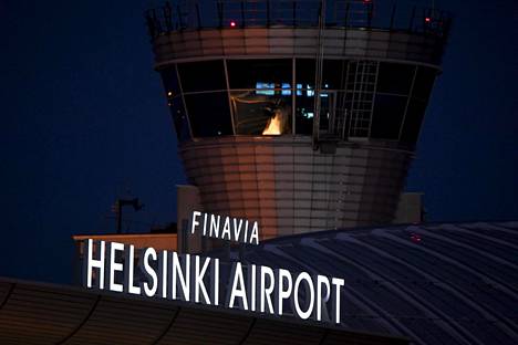 Helsinki-Vantaan lentoaseman lennonjohtotorni.