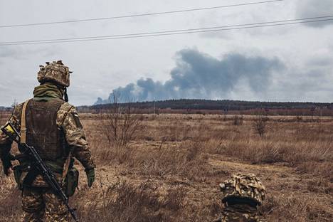 Ukrainan armeijan sotilas Irpinin lähellä viime perjantaina. 