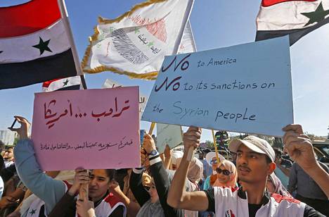 Ihmiset vastustivat Yhdysvaltain asettamia talouspakotteita Damaskoksessa torstaina 11. kesäkuuta.