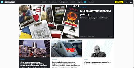 Kuvakaappaus venäläisen Novaja Gazetan nettisivuilta. Novaja Gazetan mukaan se keskeyttää toimintansa siihen asti, kunnes "erityisoperaatio Ukrainassa päättyy".