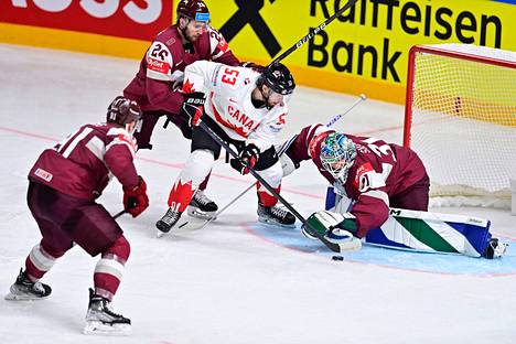 Latvian maalivahdilla Arturs Silovsilla riitti töitä Kanadaa vastaan.