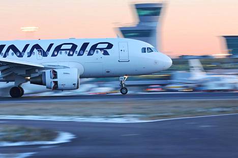 Finnairin Airbus laskeutumassa Helsinki-Vantaan kentälle.