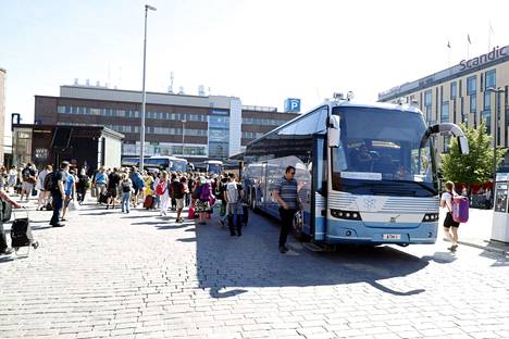 Junaan lipun ostaneet juhannuksen paluuliikenteen matkustajat vaihtoivat korvaaviin busseihin Tampereen rautatieasemalla 26. kesäkuuta. 