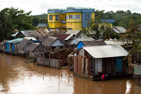 Joki tulvi myrskyn jäljiltä Antalahassa Madagaskarilla. 