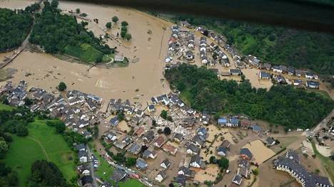 Ilmakuva Bad Neuenahr-Ahrweilerin kaupungista, joka sijaitsee pahiten tulvista kärsineellä alueella. Kuva on otettu torstaina. 