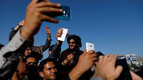 Taleban tyrmää presidentin pyynnön: Kapinalliset eivät aio jatkaa tulitaukoa – Kabulin kaduilla ihmiset ottavat selfieitä taistelijoiden kanssa