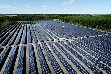 Tältä näyttää Suomen suurin aurinkopuisto, joka peittäisi alleen yhdeksän  jalkapallokenttää – Alkaako aurinkoenergia vihdoin lyödä läpi meilläkin? -  Talous 