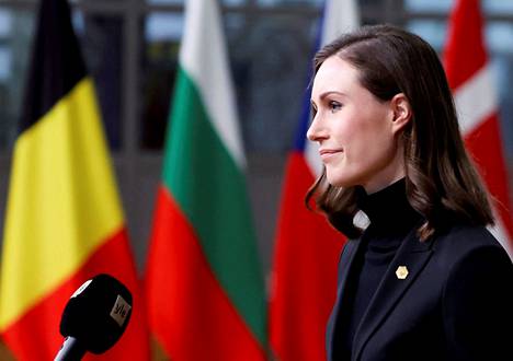 Pääministeri Sanna Marin median haastattelussa EU-huippukokouksessa Brysselissä torstaina.