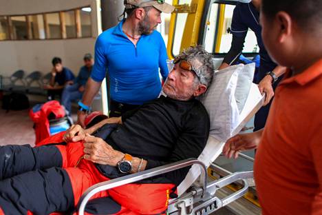 Carlos Soria Fontan, 84, kuljetettiin loukkaantuneena Nepalin pääkaupunkiin.