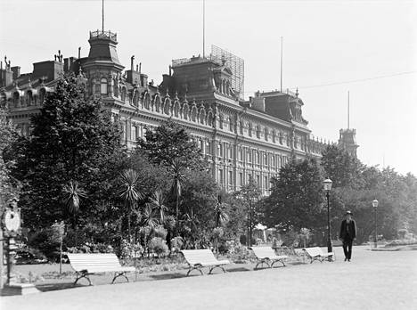 Palmuja Esplanadin puistossa vuonna 1908. Kuva I. K. Inha / Suomen valokuvataiteen museo