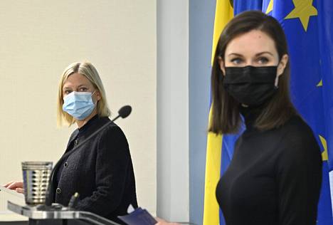 Pääministerit Magdalena Andersson ja Sanna Marin puhuivat tiedotustilaisuudessa Helsingissä keskiviikkona.