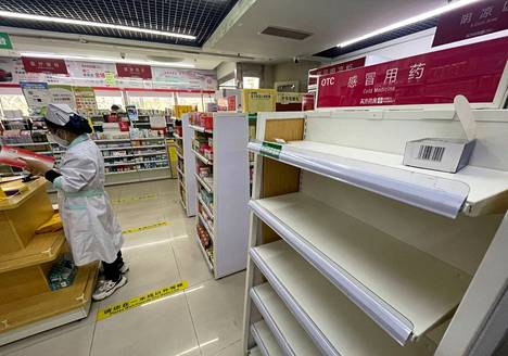 Monissa kaupoissa flunssalääkkeet on loppuunmyyty Kiinassa. Kuva torstailta Pekingistä.