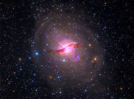 Galaksien, kuten Centaurus A:n keskustassa tapaa olla valtava musta aukko, jonka massa vastaa miljoonia ja miljardeja Aurinkoja.