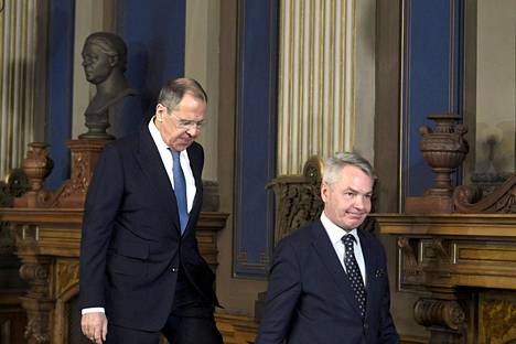 Venäjän ulkoministeri Sergei Lavrov ja Suomen ulkoministeri Pekka Haavisto (vihr) kuvattiin vuosi sitten maaliskuussa sen jälkeen, kun he olivat tavanneet Helsingissä.