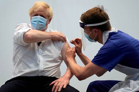 Pääministeri Boris Johnson ottamassa rokotusta. Britannian ripeästi alkanut koronarokotusohjelma kannatteli konservatiivihallituksen suosiota vuoden 2021 alkupuolen. 