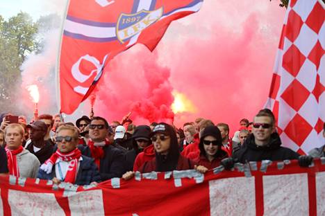 HIFK:n kannattajia marssilla paikallisotteluun HJK:ta vastaan kaudella 2017.