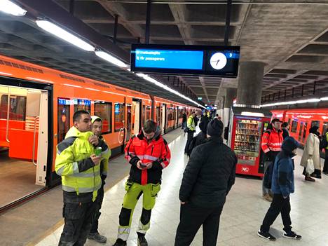 Itäkeskuksessa matkustajat tulivat ulos metrosta keskiviikkoaamuna.