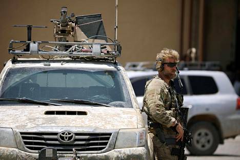 Yhdysvaltalaissotilas partioi Tabqassa kesäkuussa.