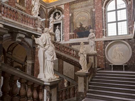 Drottningholmin linnan barokkiportaikossa on kokoa ja näköä.