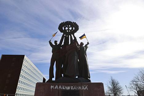 Hakaniemessä sijaitseva Maailman rauha -patsas koristeltiin vappuna Ukrainan lipuilla.