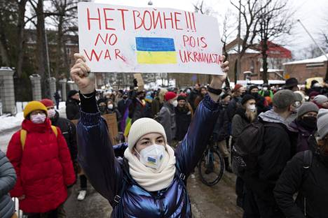 Mielenosoittajia Venäjän suurlähetystöllä torstaina Helsingissä. Elena Kazakova (edessä) on huolissaan ukrainalaisten ystäviensä puolesta.