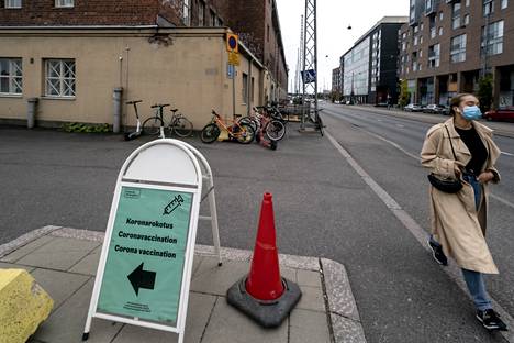 Jalankulkija ohitti koronarokotuspisteen Helsingin Jätkäsaaressa tiistaina.