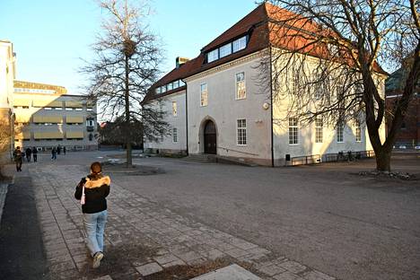 Poliisi kertoo, että ryöstö tapahtui Rudbeckianskan lukiossa Västeråsissa.