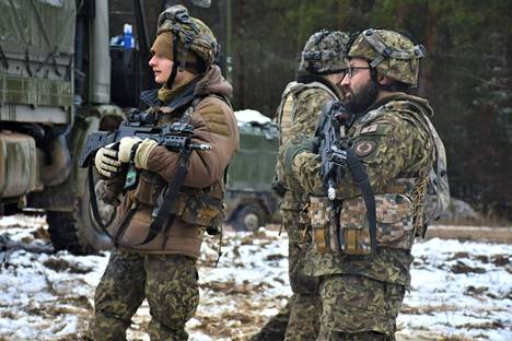 Yhdysvaltain  puolustusministeriön julkaisema valokuva Naton harjoituksiin valmistautuvista sotilaista Saksan Hohenfelsissa maanantaina.