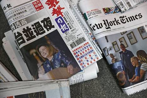 Nancy Pelosin kuva sanomalehden etusivulla. Lehti on kuvattu Taiwanin Taipeissa 2. elokuuta. 