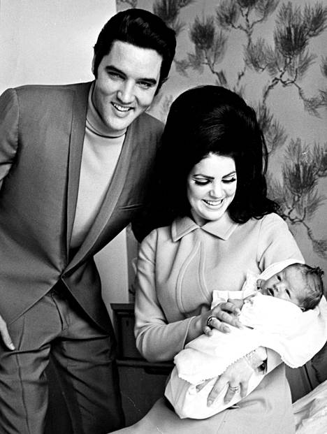 Elvis ja Priscilla Presley vastasyntyneen Lisa Marien kanssa.