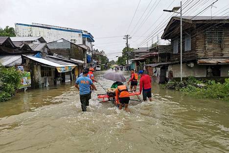 Poliisi ja rannikkovartiosto evakuoivat asukkaita tulvista kärsineestä Abuyogin kylässä Leyten maakunnassa.