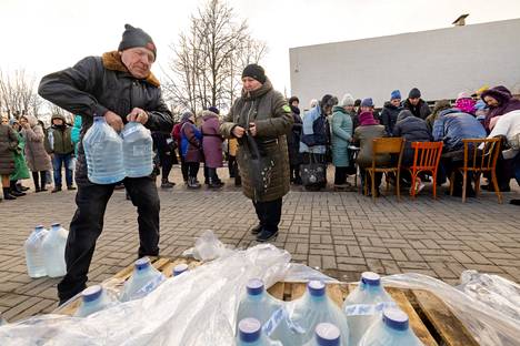 Juomavettä jaetaan pakolaisille ja Kostjantinivkan asukkaille tarkan kirjanpidon mukaan. Yksi passinhaltija saa kaksi pulloa kerralla. 