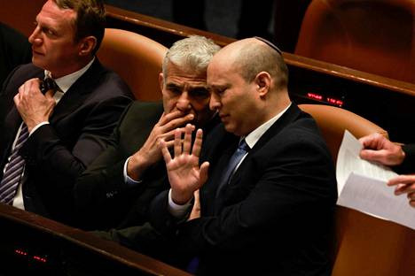 Israelin ulkoministeri Yair Lapid keskusteli hajonneen parlamentin pääministerin Naftali Bennettin kanssa parlamentin hajoamisen jälkeen torstaina. Lapidista tulee väliaikainen pääministeri ennen marraskuussa pidettäviä vaaleja. 