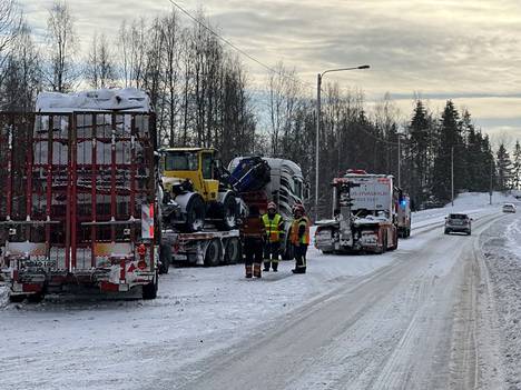 Onnettomuuspaikalla tie oli poikki useita tunteja, ja autot käännytettiin Jämsän ja Jyväskylän suuntiin.