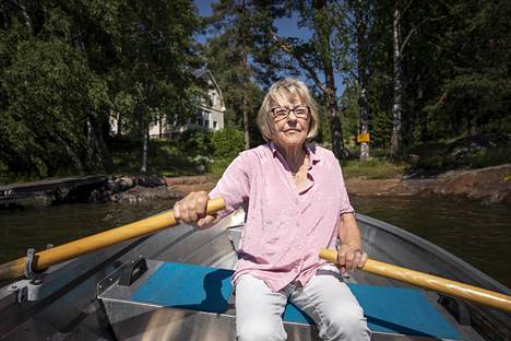 Iris Hagert, 81, ja Ulf Hagert, 88, ovat yksiä harvoista Vartiosaaren  ympärivuotisista asukkaista – Postit ja ruoat haetaan soutuveneellä - Koti  