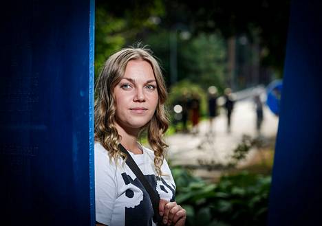 Helsingistä kotoisin oleva Erna Puomi kertoo vähentäneensä stadin slangin käyttöä Jyväskylässä opiskellessaan.