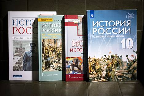 HS luki neljä venäläistä historian oppikirjaa. Oikealla on tuore kirja, joka on tehty Venäjän sotahistoriallisen seuran tuella ja Putinin neuvonantajan Vladimir Medinskin johdolla.