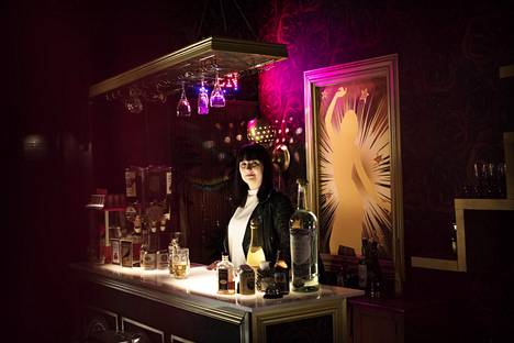 Pulloetiketit Salkkareiden Herukka-yökerhon baarissa ovat nekin lavastaja Kristiina Sahan kehittelemiä.