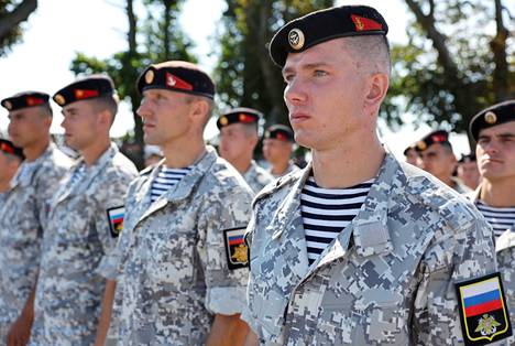 Venäjän merivoimien sotilaita osallistumassa Seaborne Assault 2022 -kilpailun avajaisseremoniaan Kaliningradissa 13. elokuuta.