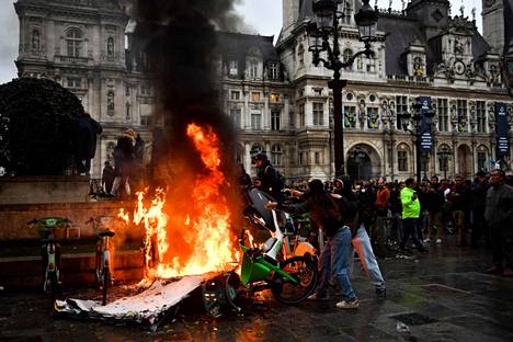 Vuokrattavia pyöriä sytytettiin perjantaina tuleen kaupungintalon edustalla olevalla Place de l’Hôtel-de-Ville -aukiolla järjestetyssä mielenosoituksessa Pariisissa.