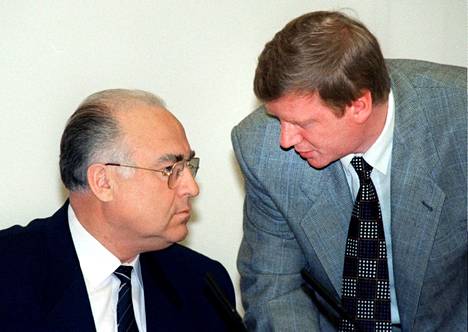 Pääministeri Viktor Tšernomyrdin keskusteli Anatoli Tšubaisin kanssa Moskovassa elokuussa 1995.