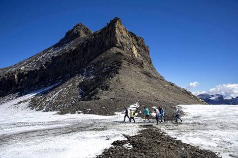 Patikoijia syyskuussa Sveitsin Alpeilla reitillä, joka paljastui jään alta tänä vuonna ensimmäistä kertaa 2 000 vuoteen. Sveitsi on menettänyt jäätiköistään yli kolmanneksen vuoden 2001 jälkeen.