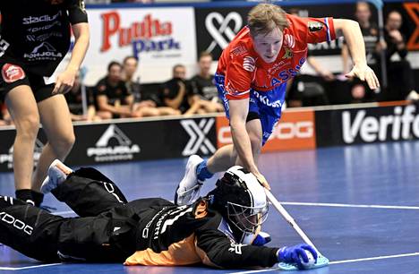 Krister Savonen tavoitteli palloa perjantaina pelatussa ottelussa. Hän loukkaantui myöhemmin ottelun aikana törmättyään seinään.