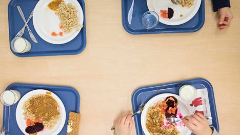 Toisen luokan oppilaat ruokailivat espoolaisessa Toppelundin koulussa loman jälkeisenä maanantaina.