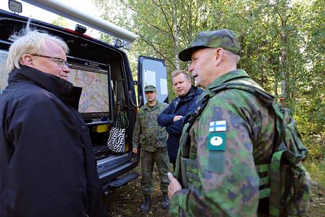 Defense Ministers Antti Kaikkonen and Peter Hultqvist (left) visited the Vigilant Knife exercise in Lapland in August 2022.  On the right, the commander of the Kainuu brigade, Brigadier General Manu Tuominen.