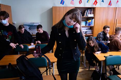 Kiovan Skandinaavisen lukion 11-luokkalaisten englannin tunnilla keskusteltiin maanantaina ystävänpäivästä. Lukiolaiset opiskelevat englannin lisäksi suomea, ruotsia, tanskaa, norjaa tai saksaa.