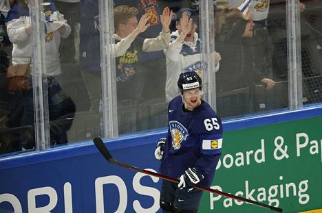Sakari Manninen nosti maalin edestä Suomen voitto-osuman puolivälieräottelussa Slovakiaa vastaan.