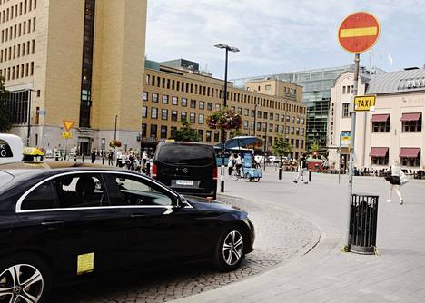 Asema-aukiosta on tullut Helsingin taksien taistelutanner, jossa  asiakkaista käydään näkyvää sotaa – ”Ei tämä ole enää kivaa”, sanoo  taksinkuljettaja Naael Al-badri - Kaupunki 