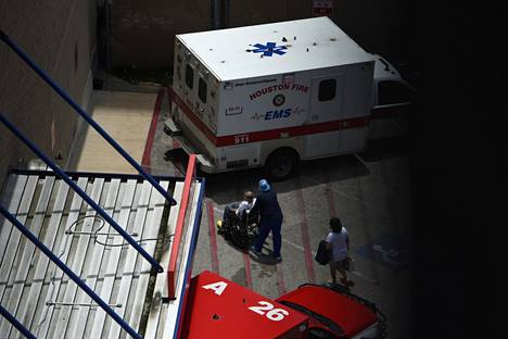 Hoitaja kuljetti miestä pyörätuolissa Texasin Houstonissa sijaitsevalla sairaalalla kesäkuun lopussa.