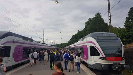 Helsingin rautatieaseman raiteilla yksi ja kaksi oli ruuhkaa liikennekatkoksen vuoksi.